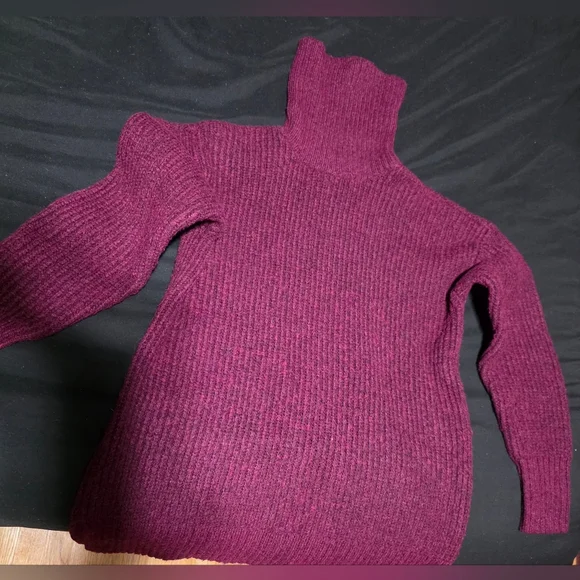 Nine West Oversized Ribbed Turtleneck Sweater -Burgundy/ Plum. Size SMALL - Picture 2 of 5